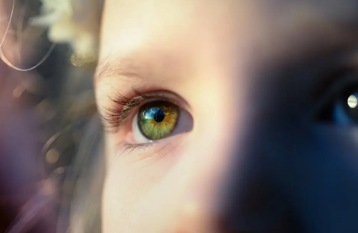 双眼皮紧绷感是割深的吗