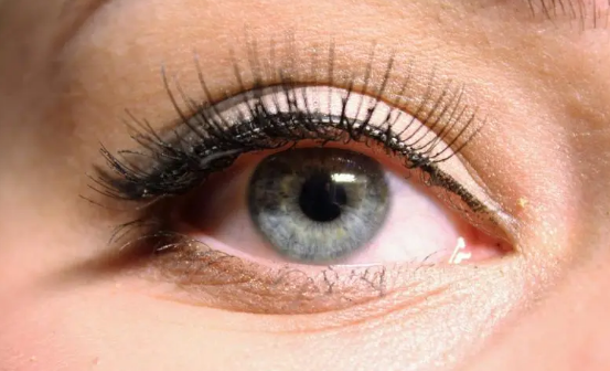 双眼皮紧绷感是割深的吗