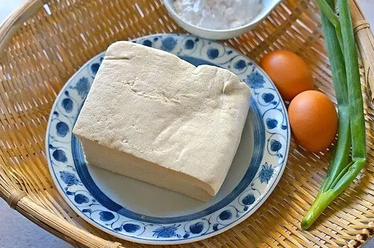 怎样把内酯豆腐从盒子中完整取出