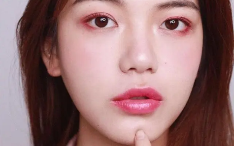 纹唇第二天特别肿正常吗