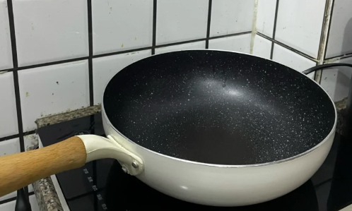 不粘锅都是铝合金的吗