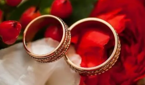 结婚当天新娘脚不能沾地吗