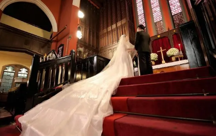 结婚当天新娘脚不能沾地吗