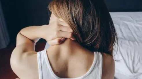 嗓子疼吃西红柿拌白糖有用吗