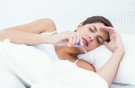 发烧睡不着觉一个小时醒一次正常吗