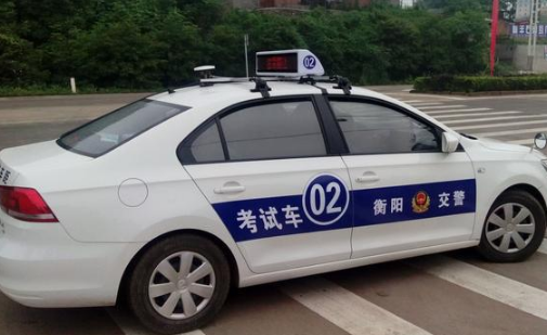 科目三转弯能不能踩油门