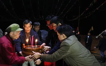 2023过年请祖宗早上请还是晚上请