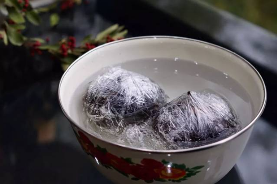 冻梨是在冷水中解冻还是自然解冻