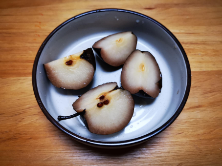 冻梨解冻用冷水比热水快吗