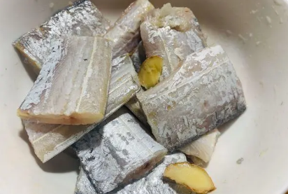 包装带鱼段两侧发黑了能吃吗