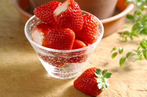 冬天草莓放冰箱好还是在外面好