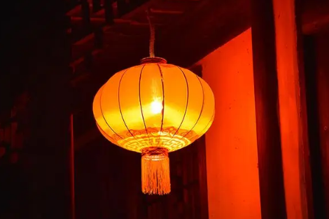 2023过年店铺门口挂几个灯笼