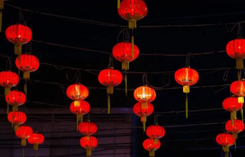 2023过年店铺门口挂几个灯笼