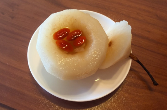 为什么梨水煮完是红色