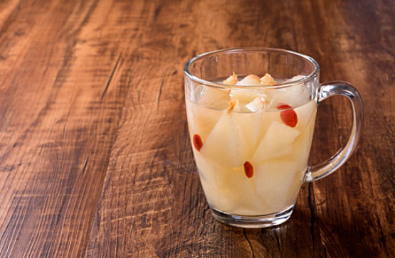 为什么梨水煮完是红色