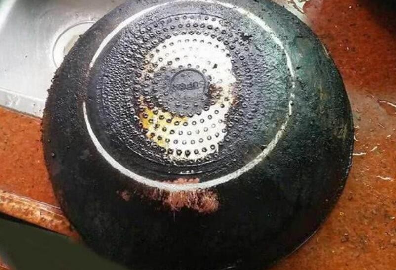 燃气灶用后锅底变黑是怎么回事