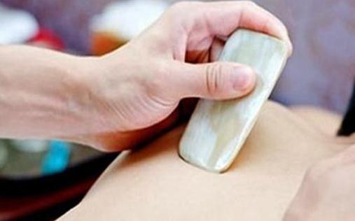 刮痧出现黑紫说明什么 刮痧的痕迹多久才能退 刮痧出现黑紫说明什么?刮痧的功效作用