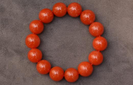 南红玛瑙有白点吗 玛瑙怎么看染没染色 玛瑙怎么看染没染色?玛瑙怎么分辨真假