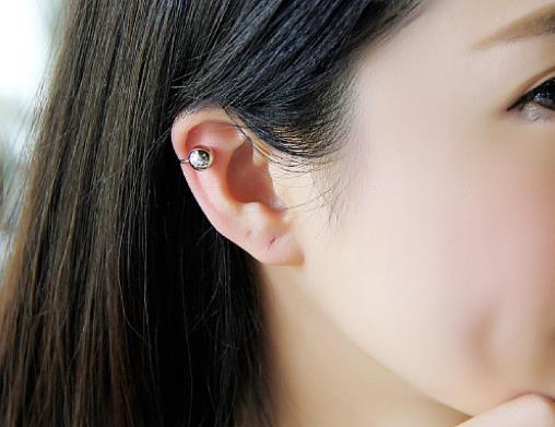 耳洞带茶叶棒好还是戴银棒好?耳洞可以戴茶叶棒吗 耳洞可以戴茶叶棒吗?打完耳洞两个月起血泡了怎么办