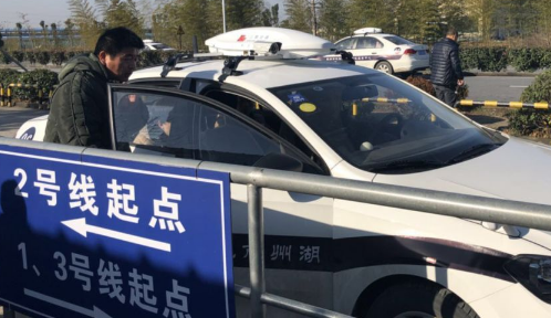 科目三转弯能不能踩油门