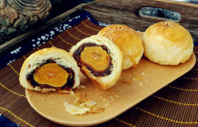 月饼和蛋黄酥哪个热量高