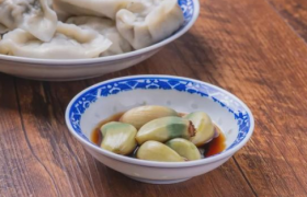 腊八蒜的醋要上火熬吗