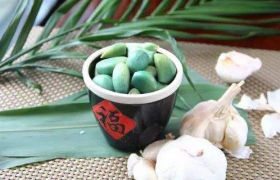 腊八蒜可以和鸡蛋一起吃吗