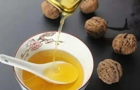 核桃油直接滴在辅食里吗