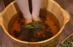 艾草泡脚后还要清水洗吗