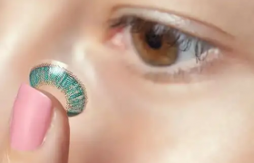 美瞳是正面贴近眼球还是反面贴近眼球