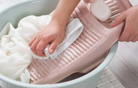 为什么夏天出汗衣服上都是馊味