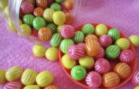 泡泡糖粘头发上怎么弄掉