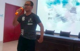 先天残疾后成为残疾人康复师，尚德机构让他找回自信