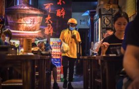夜宵外卖催生“夜宅经济” 小龙虾外卖菜品突破48000种