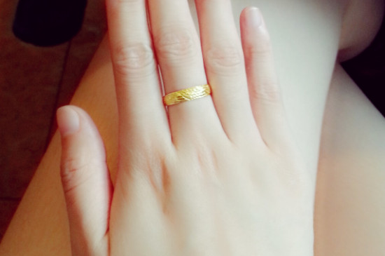 女生手指戴戒指的含义